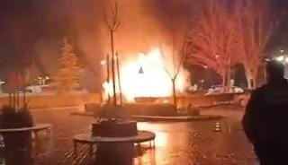 Hastane otoparkında 2 otomobilin k&uuml;le d&ouml;nd&uuml;ğ&uuml; yangın anı kamerada