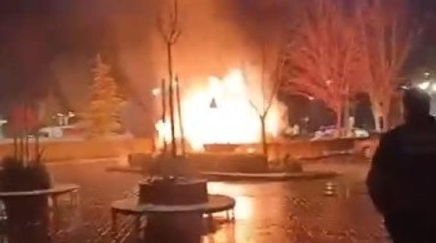 Hastane otoparkında 2 otomobilin k&uuml;le d&ouml;nd&uuml;ğ&uuml; yangın anı kamerada