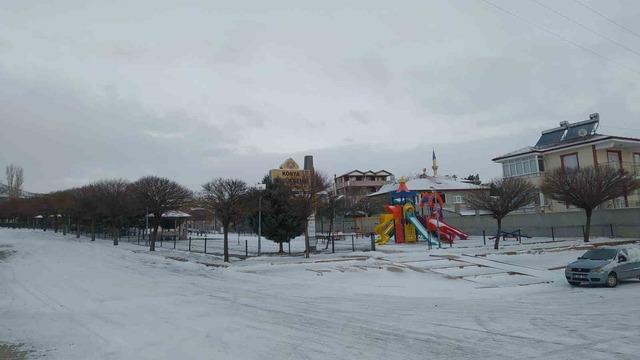 Yunak’ta mevsimin ilk karı yağdı