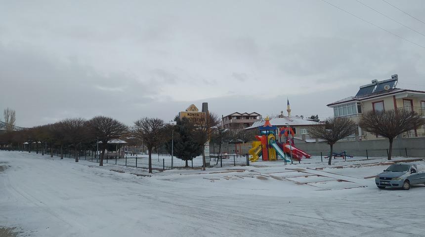 Yunak&rsquo;ta mevsimin ilk karı yağdı