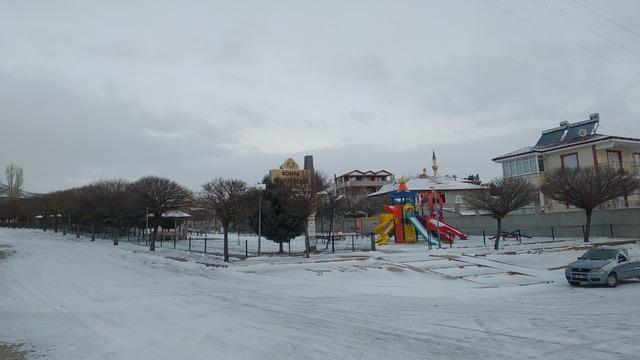 Yunak’ta mevsimin ilk karı yağdı