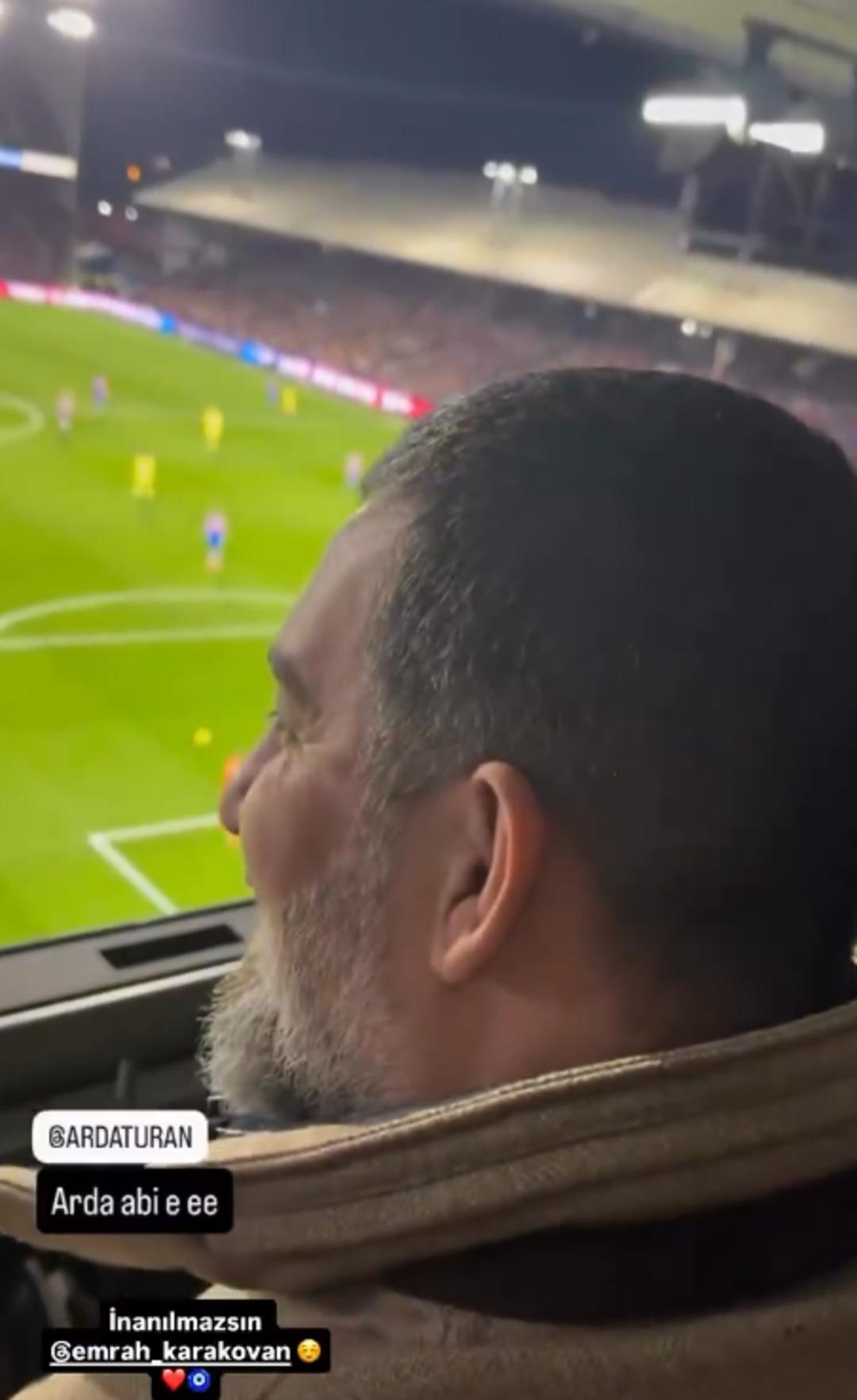 İngiltere Premier Lig ma&ccedil;ında Arda Turan ı g&uuml;l&uuml;mseten tezah&uuml;rat! 1