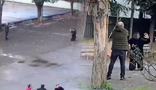 Okul bah&ccedil;esinde korku dolu anlar! Kızını rahatsız ettiğini &ouml;ne s&uuml;rd&uuml;, silahla rehin aldı