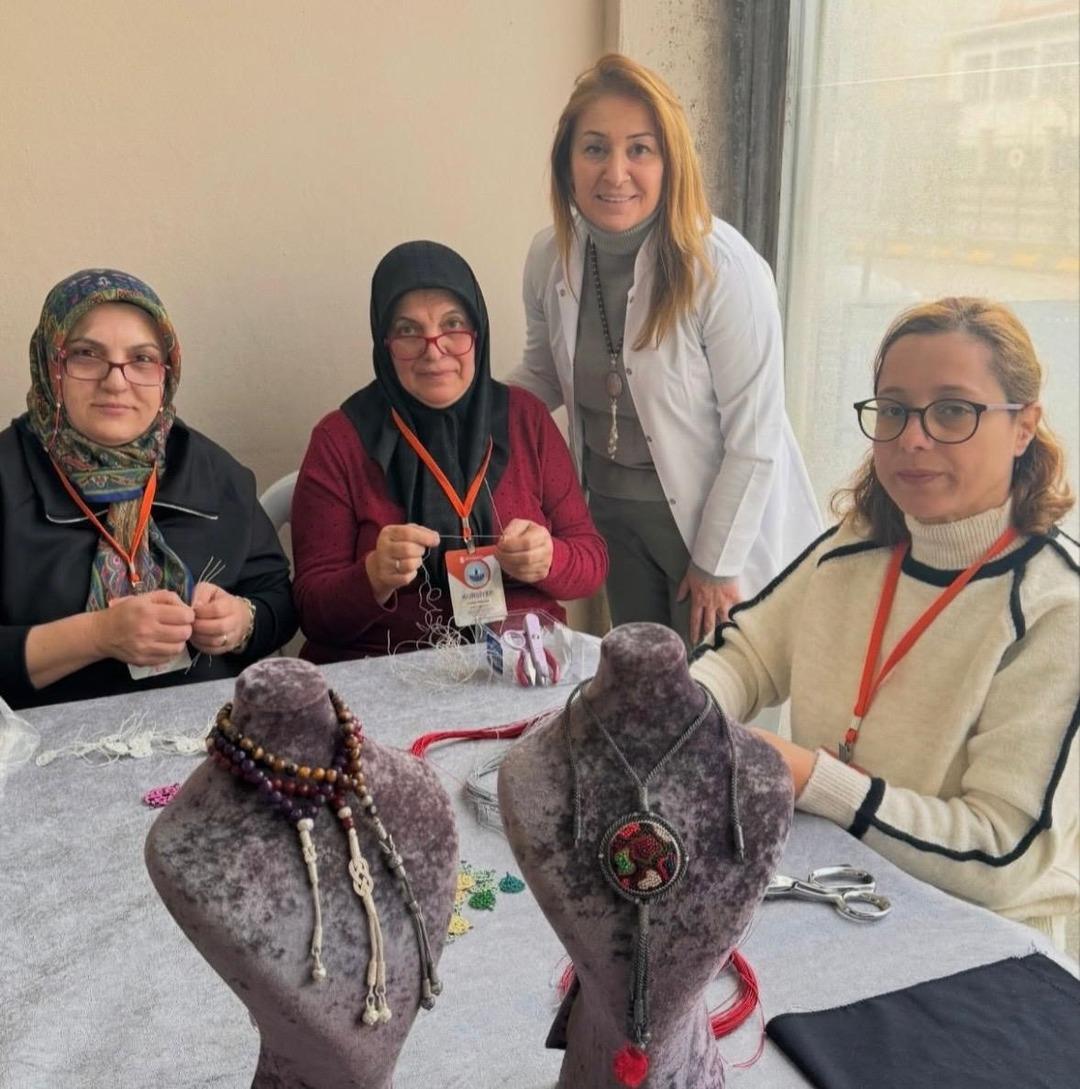 Annesi i&ccedil;in bekledi: 53 yaşında iki &uuml;niversite &ouml;ğrencisi oldu! 2