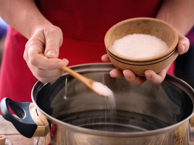 Aşırı tuz t&uuml;ketimi: Sadece tansiyonu değil kanser riskini de artırıyor