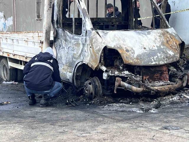 Sığındığı ara&ccedil;ta yanarak can verdi 4