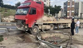 İzmir&rsquo;de tır bariyerleri aşıp karşı şeride ge&ccedil;ti