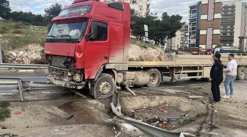 İzmir&rsquo;de tır bariyerleri aşıp karşı şeride ge&ccedil;ti