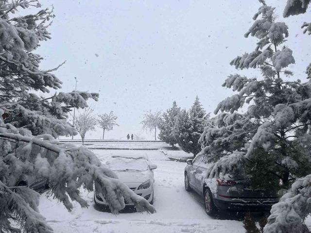 Batman&rsquo;da kar sevinci: Sokaklar beyaza b&uuml;r&uuml;nd&uuml; 10