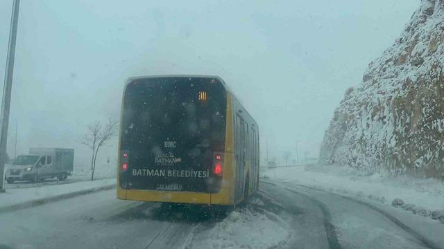 Batman&rsquo;da kar sevinci: Sokaklar beyaza b&uuml;r&uuml;nd&uuml; 9