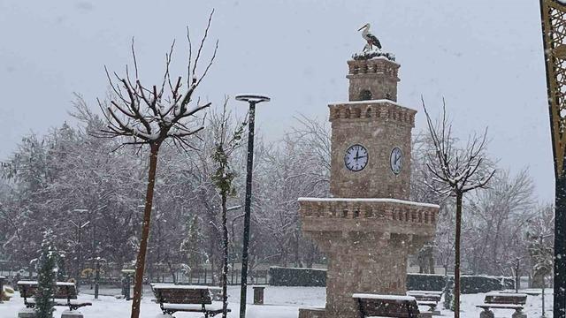 Batman’da kar sevinci: Sokaklar beyaza büründü