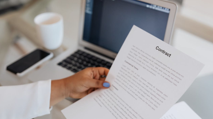 Personelin işten ayrılıyor. Kıdem tazminatını hak edebilmesi i&ccedil;in, senin iş yerinde sigortalı olarak en az ne kadar s&uuml;re &ccedil;alışmış olması gerekir?