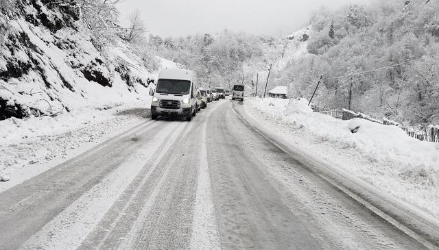Artvin&rsquo;de karla kaplanan yol kazaları beraberinde getirdi 1