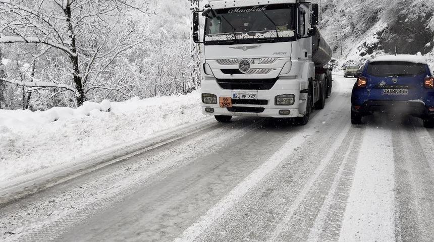 Artvin&rsquo;de karla kaplanan yol kazaları beraberinde getirdi