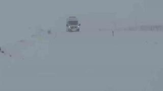 Gercüş’te karda mahsur kalan ambulansa İl Özel İdare ekibi yetişti