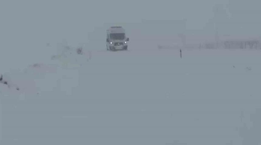 Gerc&uuml;ş&rsquo;te karda mahsur kalan ambulansa İl &Ouml;zel İdare ekibi yetişti