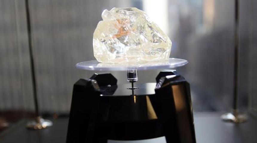 Taş sandı, servet &ccedil;ıktı! Nehir kenarında bulunan 709 karatlık elmasın sonu ne oldu?