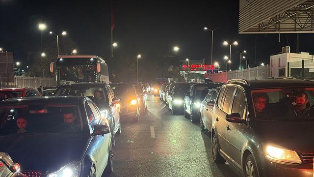 Ucuz diye akın akın geldiler: Dönüşte uzun kuyruklar oluştu