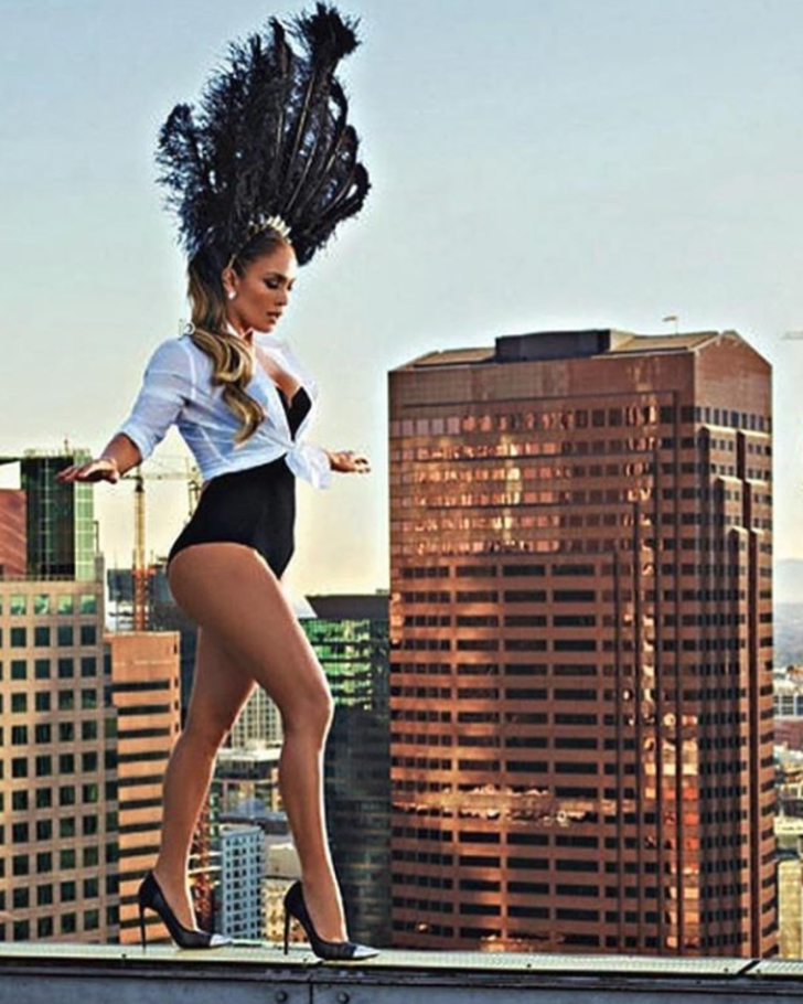 Güzel şarkıcı yine çok iddialı! Bu kez metrelerce yüksekte G1