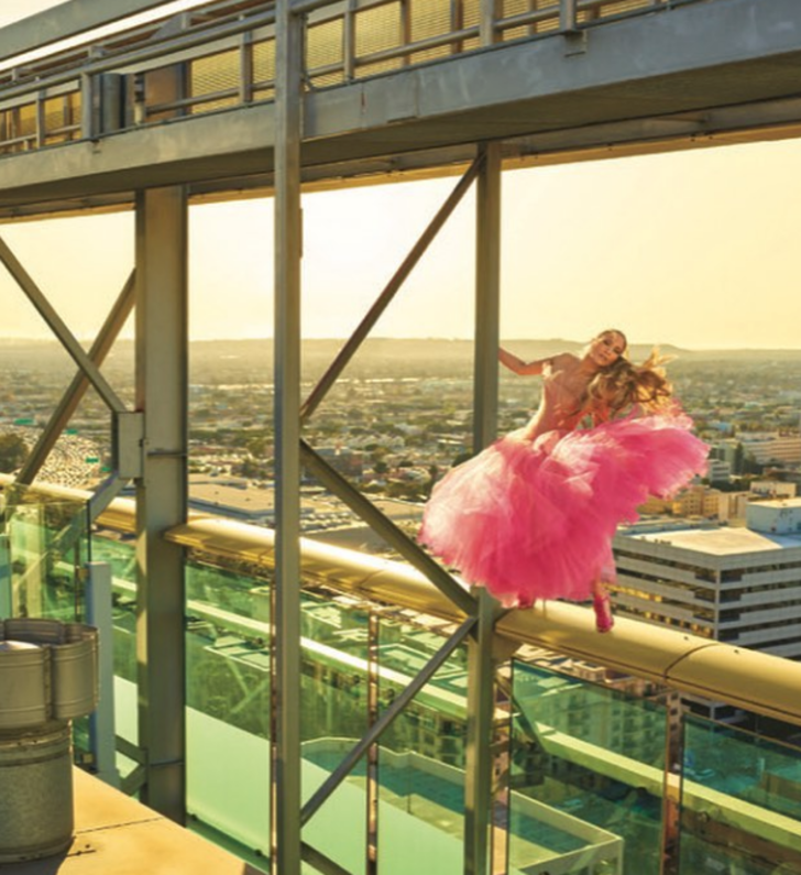 Güzel şarkıcı yine çok iddialı! Bu kez metrelerce yüksekte G2