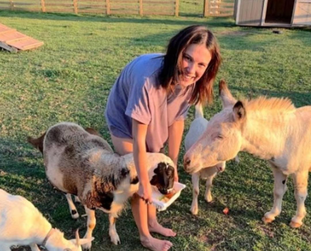 Millie Bobby Brown Hollywood&rsquo;u bırakıp &ccedil;iftlik hayatını se&ccedil;ti 1