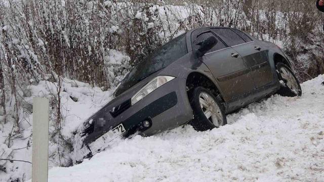 Yan yatan otomobildeki 4 kişi yaralandı 1