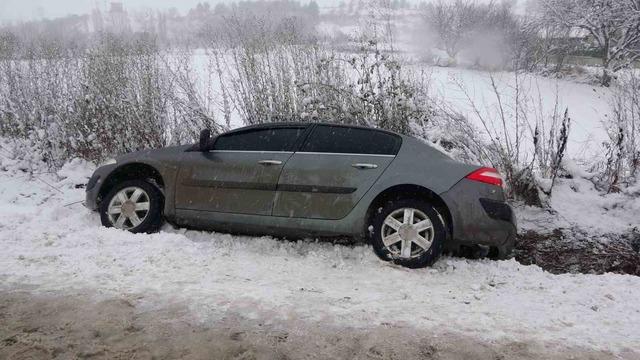 Yan yatan otomobildeki 4 kişi yaralandı 4