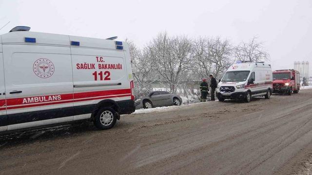 Yan yatan otomobildeki 4 kişi yaralandı 5