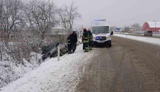 Yan yatan otomobildeki 4 kişi yaralandı