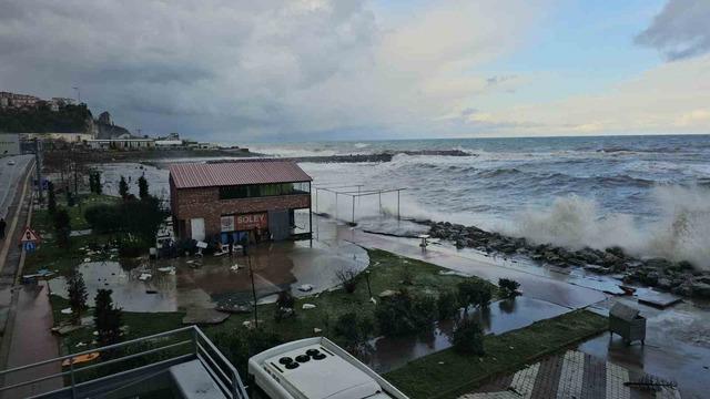 Zonguldak&rsquo;ta dev dalgalar nedeniyle Kozlu Limanı su altında kaldı 7