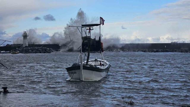 Zonguldak&rsquo;ta dev dalgalar nedeniyle Kozlu Limanı su altında kaldı 5