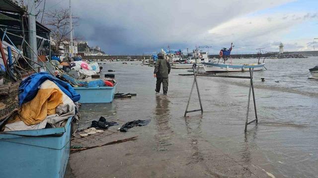 Zonguldak&rsquo;ta dev dalgalar nedeniyle Kozlu Limanı su altında kaldı 3
