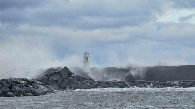 Zonguldak&rsquo;ta dev dalgalar nedeniyle Kozlu Limanı su altında kaldı 1