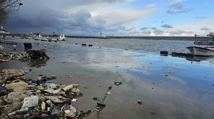 Zonguldak&rsquo;ta dev dalgalar nedeniyle Kozlu Limanı su altında kaldı