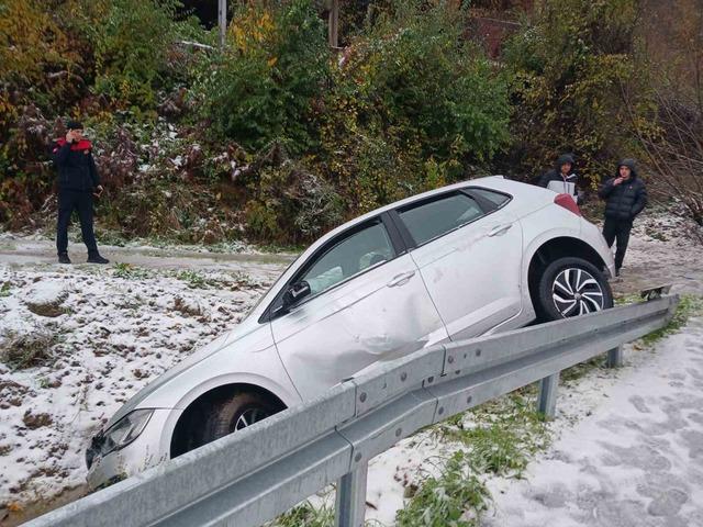 Alaplı&rsquo;da otomobil yoldan &ccedil;ıktı 1