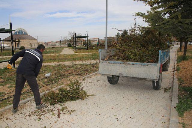 Karaman Belediyesinden şehir mezarlığında çevre düzenlemesi