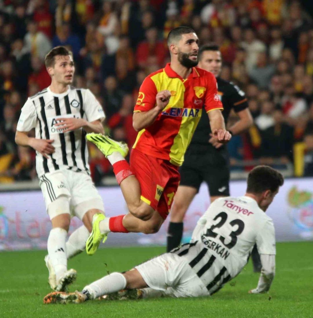 G&ouml;ztepe&rsquo;nin orta sahası Ahmed Ildız, &Ccedil;orum FK yolcusu 1