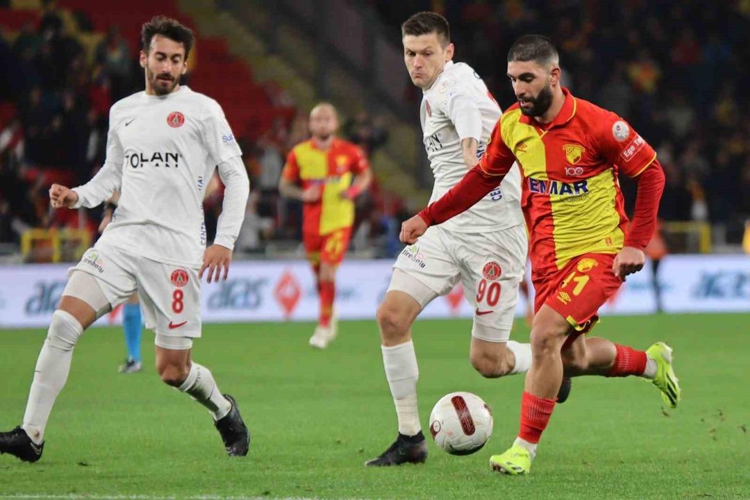 G&ouml;ztepe&rsquo;nin orta sahası Ahmed Ildız, &Ccedil;orum FK yolcusu 2