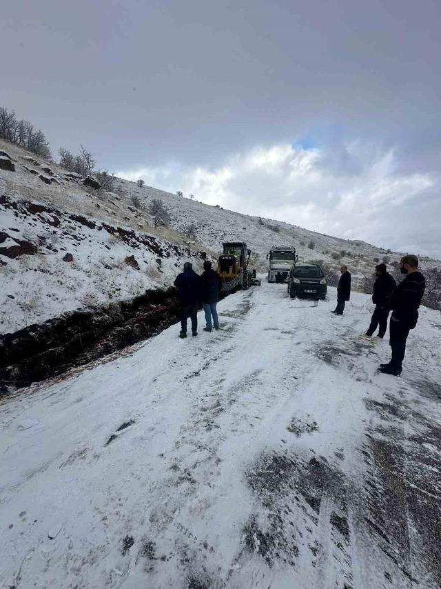 Elazığ&rsquo;da yolda kalan ara&ccedil;lar kurtarıldı 1