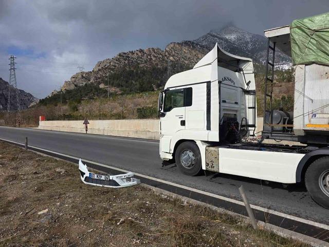 Otomobil ile tır &ccedil;arpıştı 1