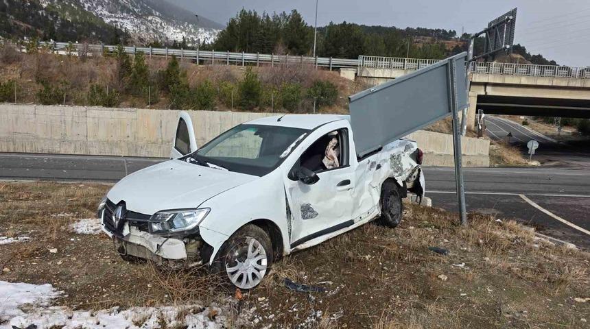 Otomobil ile tır &ccedil;arpıştı