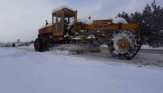 Kendi greyderiyle karla m&uuml;cadeleye destek veriyor