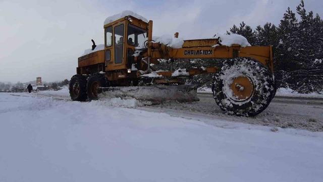 Kendi greyderiyle karla mücadeleye destek veriyor