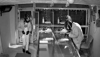 Kuyumcudan 5-6 kilo altını &ccedil;alıp kayıplara karıştı! Kamerayı fark edince kastı kapattı