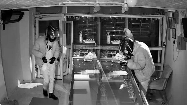 Kuyumcudan 5-6 kilo altını çalıp kayıplara karıştı! Kamerayı fark edince kastı kapattı