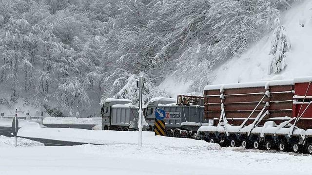 Karda yolda kalan tır, 2 &ccedil;ekici ile kurtarıldı 1
