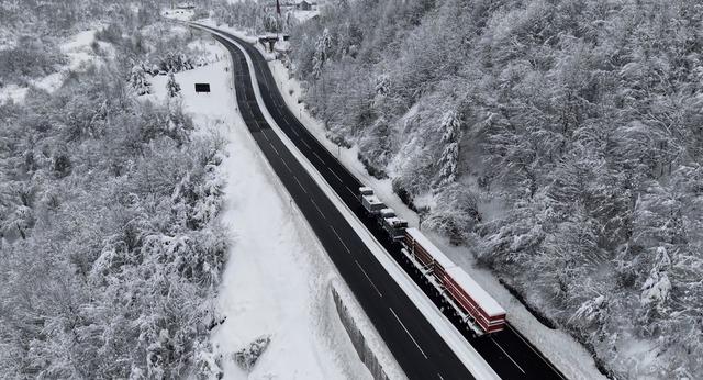 Karda yolda kalan tır, 2 &ccedil;ekici ile kurtarıldı 2