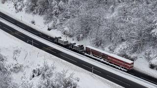 Karda yolda kalan tır, 2 çekici ile kurtarıldı