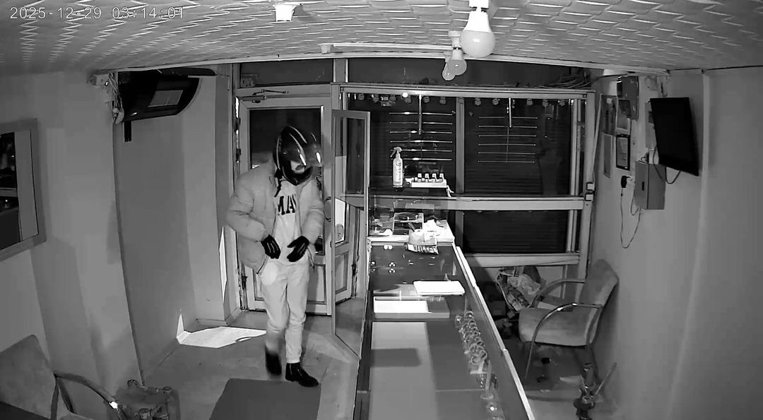 Kuyumcudan 5-6 kilo altını &ccedil;alıp kayıplara karıştı! Kamerayı fark edince kastı kapattı 2