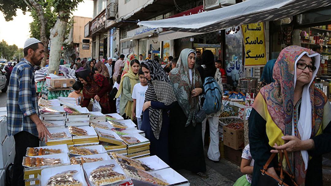 İran da d&ouml;viz alarmı! Esnaf kepenk kapattı, h&uuml;k&uuml;met aleyhine sloganlar atıldı 1